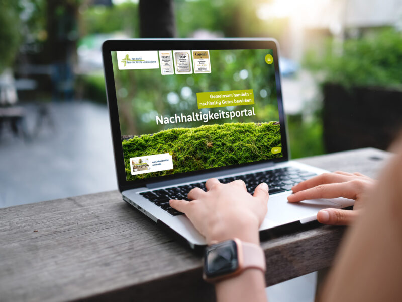 AdobeStock_308980532_Notebook_Nachhaltigkeitsportal