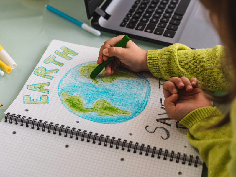 shutterstock_1959987217_Kind-malt-Erde